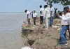 <span class="t-red">नेपाल में बारिश से उफान पर गंडक नदी,</span> कुशीनगर के गांव में कटान और बांध पर बढ़ा खतरा  