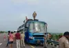 <span class="t-red">पूर्वांचल एक्सप्रेसवे पर भीषण हादसा:</span> बस-ट्रक की टक्कर में तीन की मौत, 11 घायल