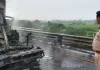 <span class="t-red">Auraiya News: </span>बुंदेलखंड एक्सप्रेसवे पर भीषण हादसा, ट्रक से टकराकर डंपर में लगी आग; चालक झुलसा