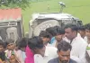 Badaun News : बदायूं में सड़क किनारे बैठे तीन लोगों पर पलटा कंटेनर, बुजुर्ग की मौत-दो बच्चियों की हालत गंभीर