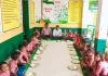 <span class="t-red">Mid Day Meal Inspection: </span>बच्चों के साथ कतार में बैठकर BEO ने खाया मिड-डे मील, स्कूल की व्यवस्थाओं का लिया जायजा     