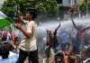 <span class="t-red">Bihar student protests :</span> 70वीं BPSC को लेकर छात्र आंदोलन और तेज, CM आवास घेराव में तोड़े बैरिकेड; काटा जमकर बवाल 