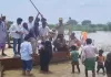 Barabanki Flood News : तेजी से बढ़कर ठहरी सरयू नदी, बाढ़ प्रभावित गांवों में प्रशासन ने बांटे 3000 लंच पैकेट