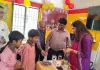 Shravasti News : राष्ट्रीय कृमि मुक्ति दिवस अभियान शुरू, डीएम ने बच्चों को खुद खिलाई एल्बेंडाजोल की दवा