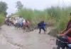 Raebareli News: सिंचाई विभाग के दावों की खुली पोल, माइनर की पटरी कटने से सड़क बनी दरिया, कई बीघे फसल जलमग्न