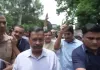 <span class="t-red">E-20 पेट्रोल पर सियासी संग्राम :</span> PM आवास मार्च के दौरान केजरीवाल को पुलिस ने रोका, समर्थकों संग धरने पर बैठे