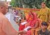 <span class="t-red">जनता दरबार में पहुंचे 200 लोग, </span>किसी ने इलाज तो किसी ने जमीन की समस्या बताई; CM योगी ने कहा- परेशान न हों, होगा समाधान