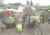 <span class="t-red">कानपुर में पानी के लिए हाहाकार! </span>जूही में घरों तक पहुंच रहा काला पानी, ठेले-साइकिल से पानी ढो रहे लोग