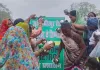 <span class="t-red">कानपुर में अनोखा विरोध :</span> 4 साल से खोदी जूही-हमीरपुर रोड बनी ‘नरक’,नाराज महिलाएं ने लोटे से मेट्रो बोर्ड का किया जलाभिषेक, कहा- अब तो सड़क बनाओ!