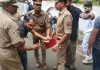 Pilibhit News : हाथ के ऑपरेशन से महिला की मौत! कलेक्ट्रेट पर आत्मदाह करने पहुंचा परिवार, पुलिस से नोकझोंक 