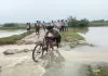 Raebareli New : पानी के तेज बहाव से बह गया रास्ता, जान जोखिम में डाल स्कूल जा रहे बच्चे; ग्रामीणों ने लगाई गुहार