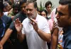 <span class="t-red">पैलेट गन मामले में राहुल गांधी का ‘धरना’!</span> पीड़ित साहिल को लेकर संसद मार्ग थाने पहुंचे, FIR न होने पर थाने के बाहर बैठे