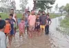 Shravasti floods: बारिश और नहर के पानी से अमरहवा गांव जलमग्न, कब्रिस्तान भी डूबा, ग्रामीणों की बयां दिया दर्द