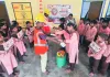 रक्षाबंधन पर अनोखी पहल: छात्राओं ने सफाई कर्मियों को बांधी राखी, तिलक कर जताया सम्मान