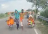 Sitapur News : कलयुग के श्रवण कुमार! अतिवृद्ध माता-पिता को कांवड़ पर बैठाकर निकले तीर्थयात्रा पर, पत्नी भी बनीं हमसफर