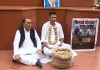 <span class="t-red">UP Monsoon Session: </span>राम मंदिर चढ़ावा चोरी पर चर्चा की मांग, विधानसभा में सपा का हंगामा; आलू का माला पहनकर धरने पर बैठे सपा विधायक