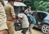 <span class="t-red">Gonda News: </span> घर से कुछ दूरी पर कार में मिला युवक का शव, जांच में जुटी पुलिस