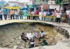 बारिश में धंसी सड़क तो गड्ढे में बैठ गए सपा विधायक! कानपुर के जाजमऊ में मोहम्मद हसन रूमी का अनोखा प्रदर्शन
