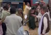 सड़क पर दंगल: पिकअप से गुटखा थूका तो बाइक सवार ने बीच चौराहे पर सिखाया सबक, जमकर चले लात-घूंसे