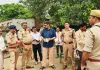 <span class="t-red">हरदोई :</span> बाढ़ प्रभावित गांवों में पहुंचे डीएम-एसपी, ग्रामीणों को बांटी राहत सामग्री 