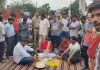 Raebareli News : सड़क की बदहाली पर फूटा लोगों का गुस्सा, सड़क पर बैठकर कराई सत्यनारायण कथा