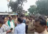 Sitapur News : जच्चा-बच्चा की मौत, परिजनों ने सड़क पर शव रखकर किया प्रदर्शन; मेडिकल स्टोर संचालक पर लापरवाही का आरोप