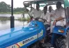 Raebareli Flood: नैय्या नाले के उफान से गांवों में बाढ़, ट्रैक्टर पर सवार होकर पहुंचे मंत्री दिनेश प्रताप सिंह; पीड़ितों को बांटी राहत सामग्री
