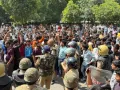 Noida Protest : नोएडा में न्यूनतम वेतन वृद्धि की घोषणा के बाद भी श्रमिकों का प्रदर्शन जारी, अब तक 300 लोग गिरफ्तार 