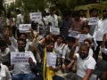 'यूनिवर्सिटी है, स्कूल नहीं!' लखनऊ विश्वविद्यालय में ड्रेस कोड के खिलाफ सड़क पर लेटे छात्र, कुलपति और प्रशासन के खिलाफ फूटा छात्रों का गुस्सा