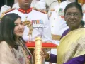  राष्ट्रपति मुर्मू के हाथों मिला सम्मान, तो खिल उठे चेहरे, ममूटी और अलका याग्निक समेत इन 65 दिग्गजों को मिला सम्मान 