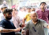 <span class="t-red">Jantar Mantar Protest :</span> जंतर-मंतर पर अभिजीत दिपके पर फेंकी गई नीली स्याही, बोले- 'नीला रंग तो मेरा है, जय भीम'
