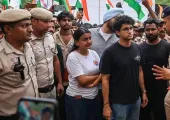 <span class="t-red">'चलो संसद' मार्च में बवाल :</span> पुलिस-प्रदर्शनकारियों की झड़प, 100 से ज्यादा घायल; 100 से अधिक हिरासत में