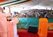 CM योगी का सपा पर सीधा आरोप: वक्फ बोर्ड जिस जमीन को कब्रिस्तान बताता, वहां से दलितों और गरीबों को उजाड़ दिया जाता 