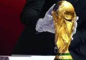 <span class="t-red">FIFA World Cup Trophy: </span> किसने बनाई दुनिया की सबसे प्रतिष्ठित ट्रॉफी, क्यों कोई देश हमेशा के लिए नहीं रख सकता; जानिए क्या है नियम  