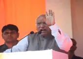 <span class="t-red">चंदा चोरी करने वाले राम के खिलाफ :</span> हल्द्वानी के विजय शंखनाद रैली में गरजे खरगे, भाजपा पर बोला तीखा हमला 