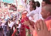 <span class="t-red">मेरठ पहुंचे सीएम योगी, </span> श्रद्धालुओं और कांवड़ यात्रियों पर पुष्पवर्षा