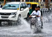 <span class="t-red"> लखनऊ में तेज बारिश से उमस से मिली राहत,</span> 22 अगस्त को फिर एक्टिव होगा मानसून; वाराणसी, प्रयागराज, कानपुर, झांसी समेत इन जिलों में रेड अलर्ट