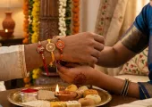 <span class="t-red">Raksha Bandhan 2026: </span>लाल, पीली या केसरिया… किस रंग की राखी बांधना माना जाता है शुभ? जानें धार्मिक महत्व