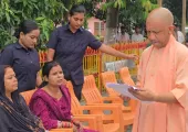 <span class="t-red">जमीन के मामलों में लापरवाही पर CM योगी का सख्त रुख, </span>बोले- रास्ता न दिला पाएं तो लेखपाल-कानूनगो-तहसीलदार सस्पेंड करो