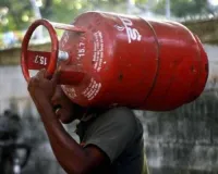 कानपुर में रसोई गैस के लिए लंबी हुई उपभोक्ताओं की कतारें, एजेंसियों के बाहर पुलिस तैनात 