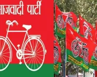 पंचायत चुनाव में देरी को लेकर सपा का हजरतगंज चौराहा पर प्रदर्शन, हाथ में पोस्टर-बैनर लेकर की नारेबाजी