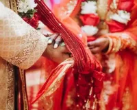 इटावा : प्रेमिका से शादी की मांग को लेकर मोबाइल टावर पर चढ़ा युवक, मंदिर में हुए सात फेरे