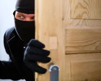 बाराबंकी में चोरों क आतंक : दिनदहाड़े दो मकानों को बनाया निशाना, लाखों के जेवर व नकदी उड़ाई