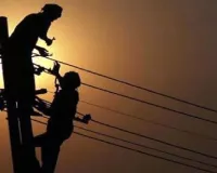 लखनऊ में बिजली कर्मियों की जान जोखिम में... बिना सुरक्षा उपकरण कर रहे काम, तीन माह में आधा दर्जन संविदाकर्मी हुए घायल