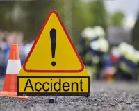 ट्रक ने सड़क किनारे खड़ी ट्रैक्टर-ट्रॉली को मारी टक्कर, नाबालिग समेत दो लोगों की मौत 