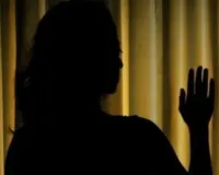 लखनऊ : स्पा सेंटर के नाम पर देह व्यापार में धकेलने का आरोप, कई युवतियां पहुंची थाने, हिन्दू महासभा ने किया प्रदर्शन