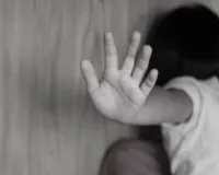 शर्मनाक : नाबालिग लड़की से अधेड़ ने की हैवानियत, चीखें सुनकर पहुंचे परिजन, मंजर देखकर रह गए दंग