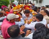 प्रतापगढ़ : जनसेवा दिवस के रूप में मना राजा भैया का जन्मदिवस, समर्थकों संग काटा केक