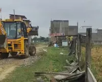 बाराबंकी : 3.53 लाख वर्गफीट भूमि पर चला बुलडोजर, जिलाधिकारी के निर्देश पर हुई कार्रवाई