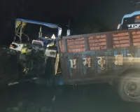 लखनऊ अयोध्या NH27 पर भीषण सड़क हादसा: डबल डेकर की टक्कर से कार के उड़े परखच्चे, बाल बाल बची कार चालक की जान 